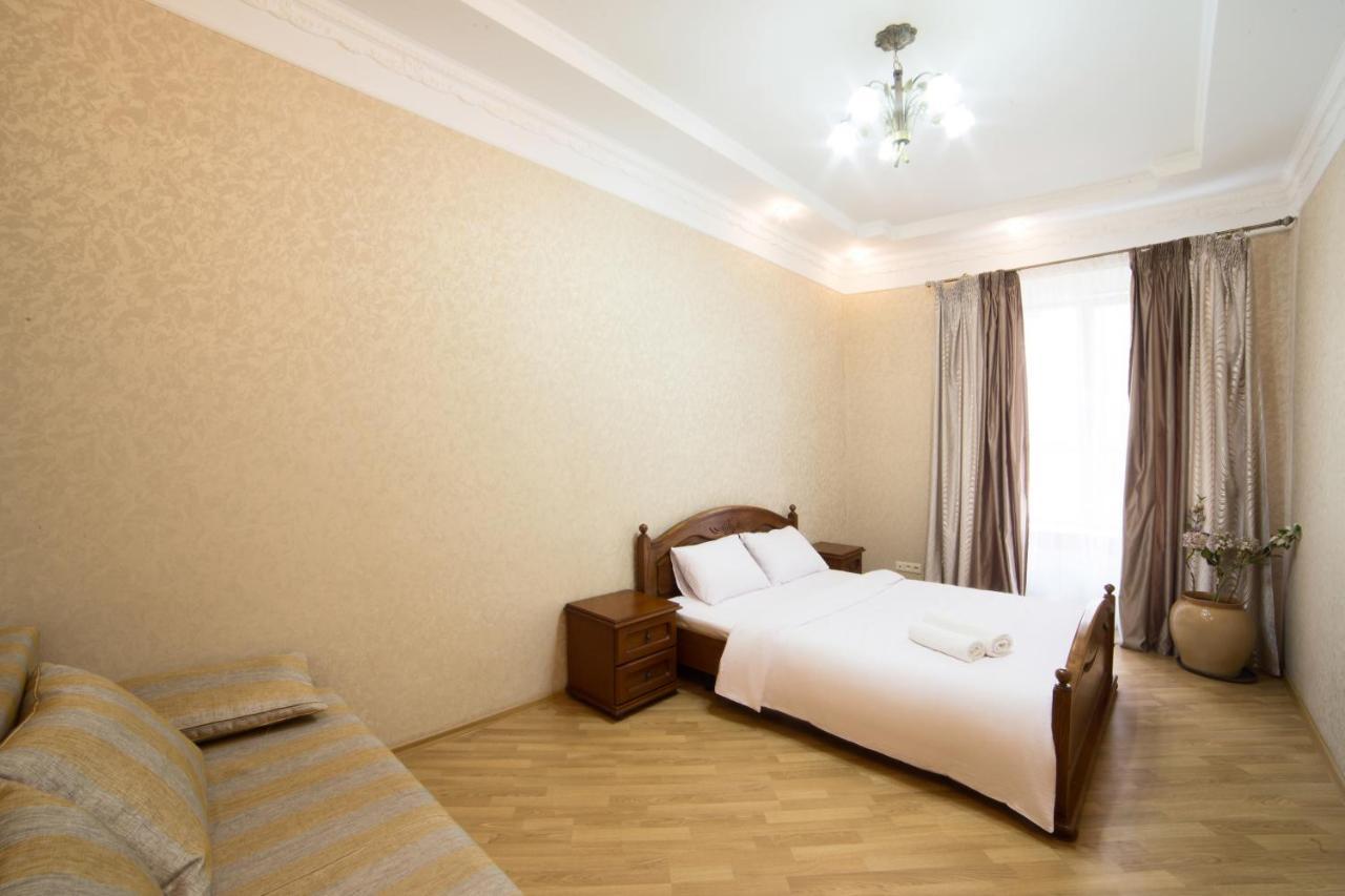 Apartment On Virmenska 3, With 2 Separate Bedrooms Лвив Екстериор снимка